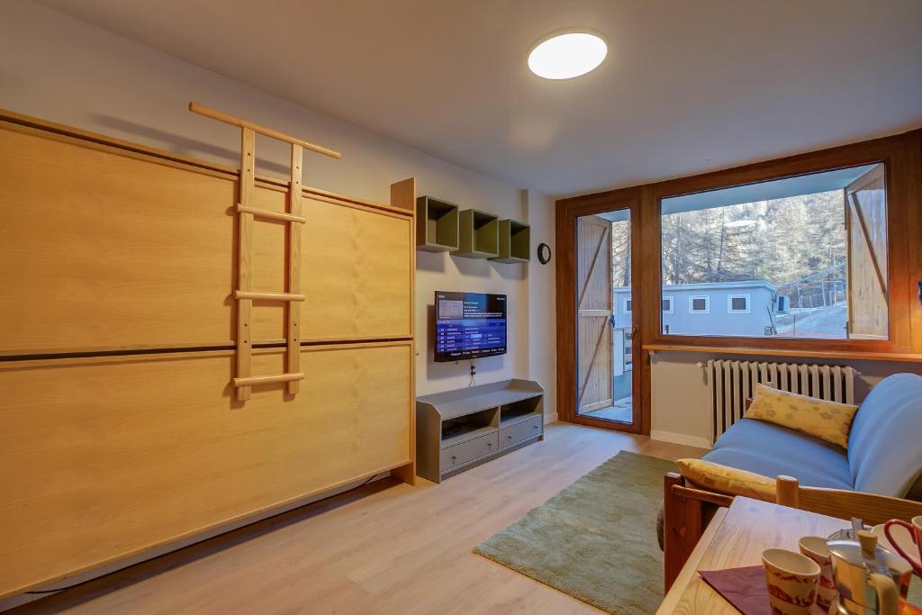 紹澤杜爾克西的住宿－Bianca's Studio 500mt From Ski - Happy Rentals，带沙发和电视的客厅
