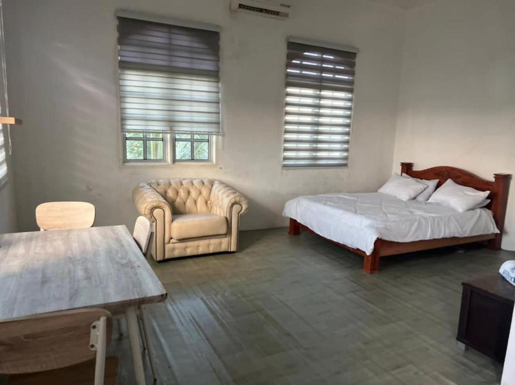 ein Schlafzimmer mit einem Bett und einem Sofa in der Unterkunft D' Flora Inn in Kota Bharu