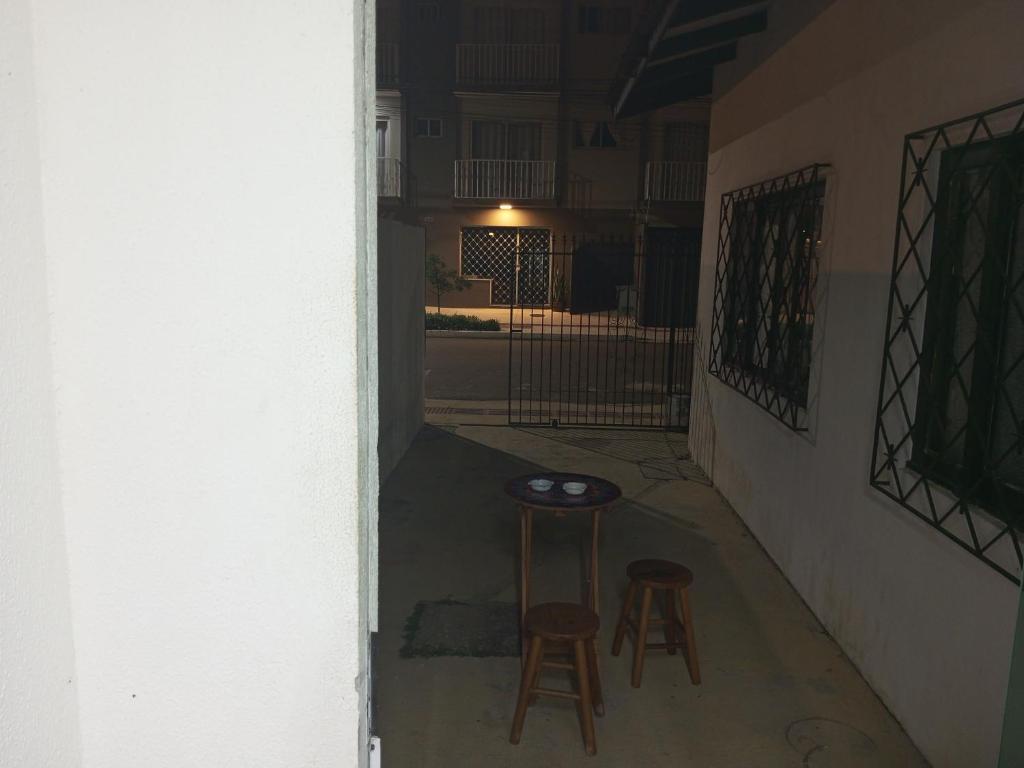 巴拉奈里奧－坎布里烏的住宿－B & B Hostels Balneário，走廊上设有两个凳子和一张桌子
