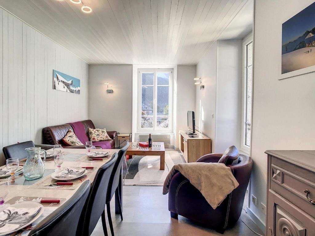 comedor con mesa y sillas y sala de estar en Appartement Chamonix-Mont-Blanc, 4 pièces, 8 personnes - FR-1-507-25, en Chamonix-Mont-Blanc