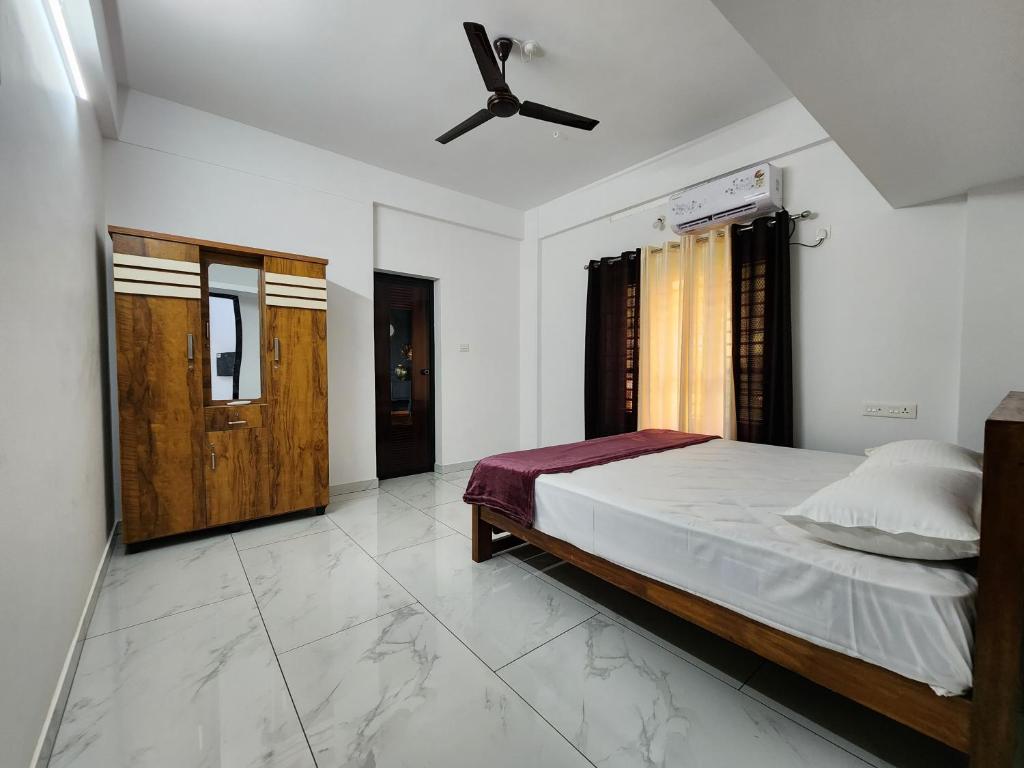 Ένα ή περισσότερα κρεβάτια σε δωμάτιο στο Gopuram Home Stay