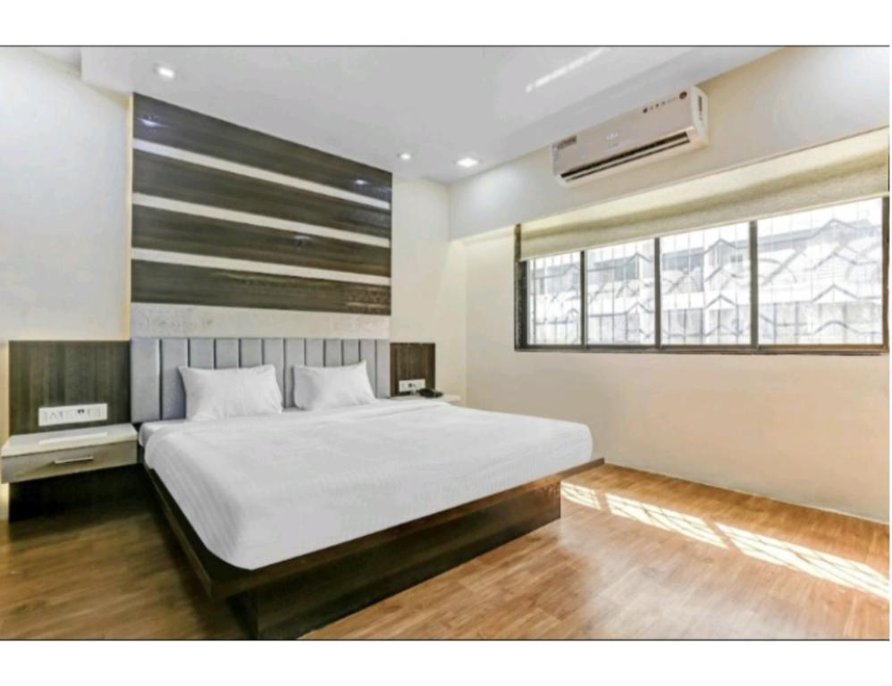 En eller flere senge i et værelse på Hotel Vinyasa Residency, Bhayandar, Maharashtra