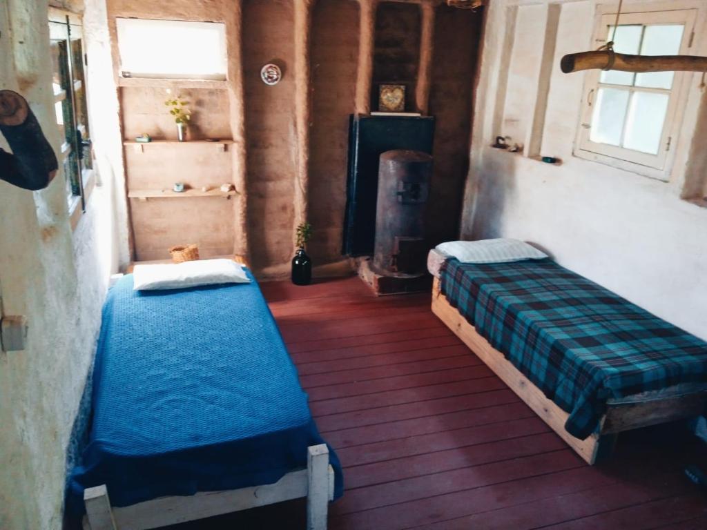 Habitación con 2 camas y estufa. en SidarmA, en Rocha