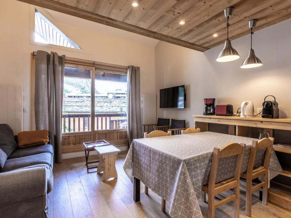 un salon avec une table et un canapé dans l'établissement Appartement Duplex Central, Proche Pistes, Piscine, 5 Pers. - FR-1-519-8, à Val dʼIsère