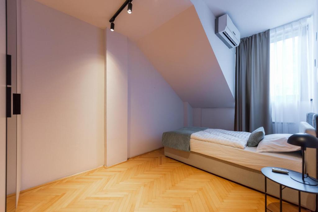 Postel nebo postele na pokoji v ubytování Sarajevo Central Elegance Apartments