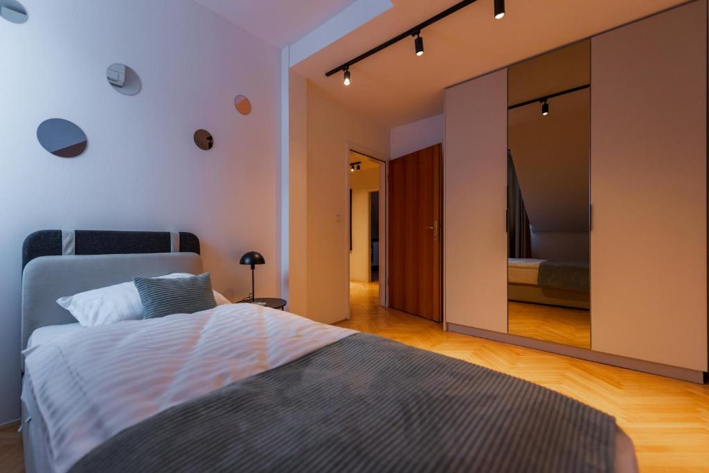Postel nebo postele na pokoji v ubytování Sarajevo Central Elegance Apartments