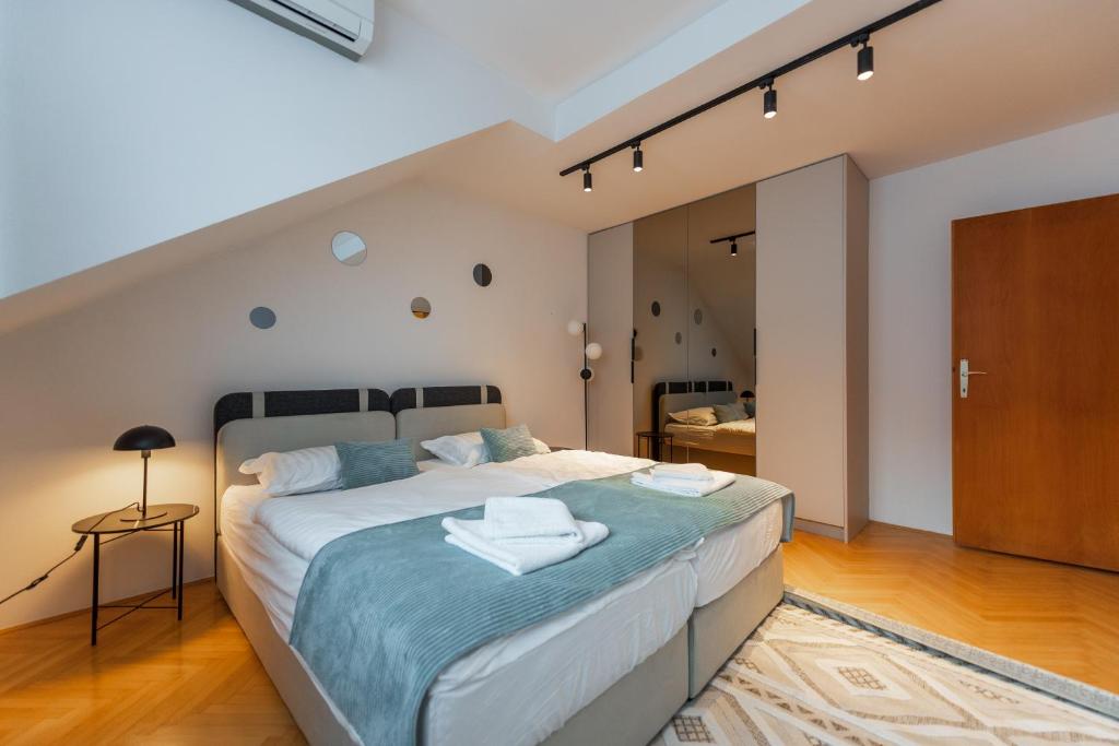 Postel nebo postele na pokoji v ubytování Sarajevo Central Elegance Apartments