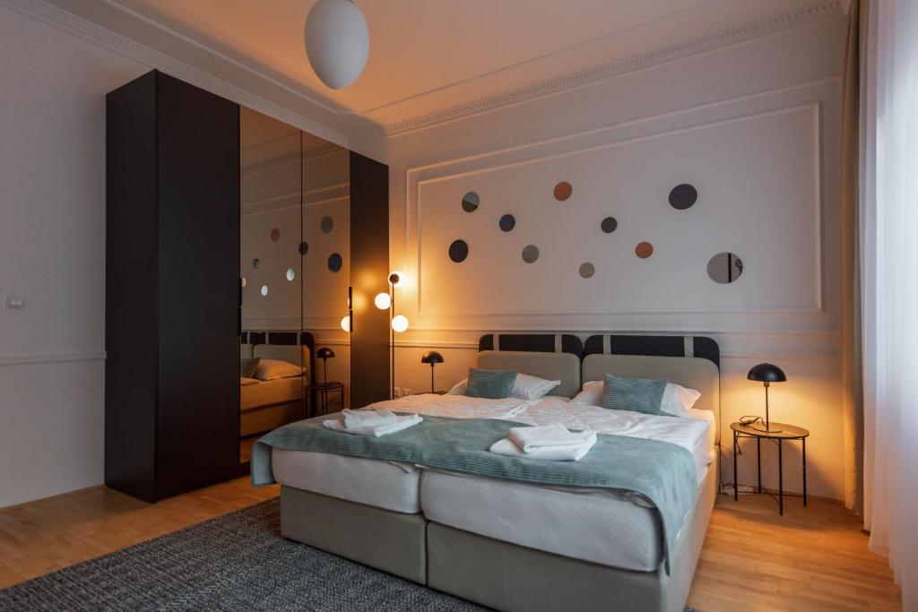 Postel nebo postele na pokoji v ubytování Sarajevo Central Elegance Apartments