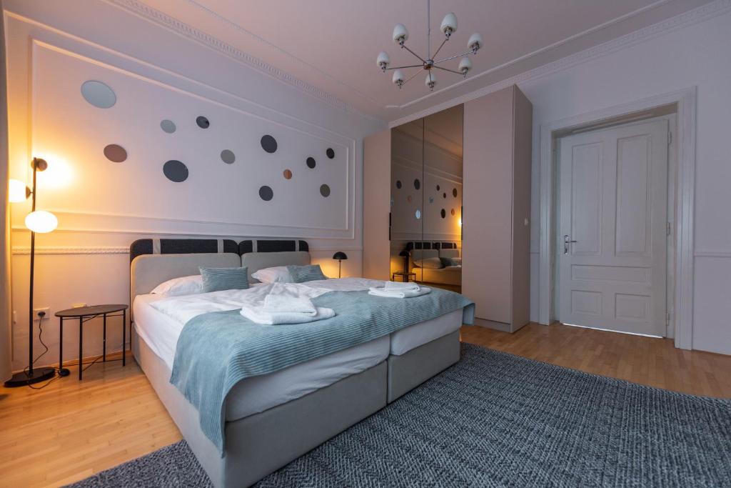 Postel nebo postele na pokoji v ubytování Sarajevo Central Elegance Apartments