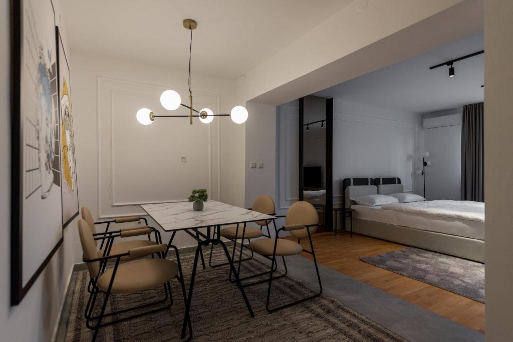 Postel nebo postele na pokoji v ubytování Sarajevo Central Elegance Apartments