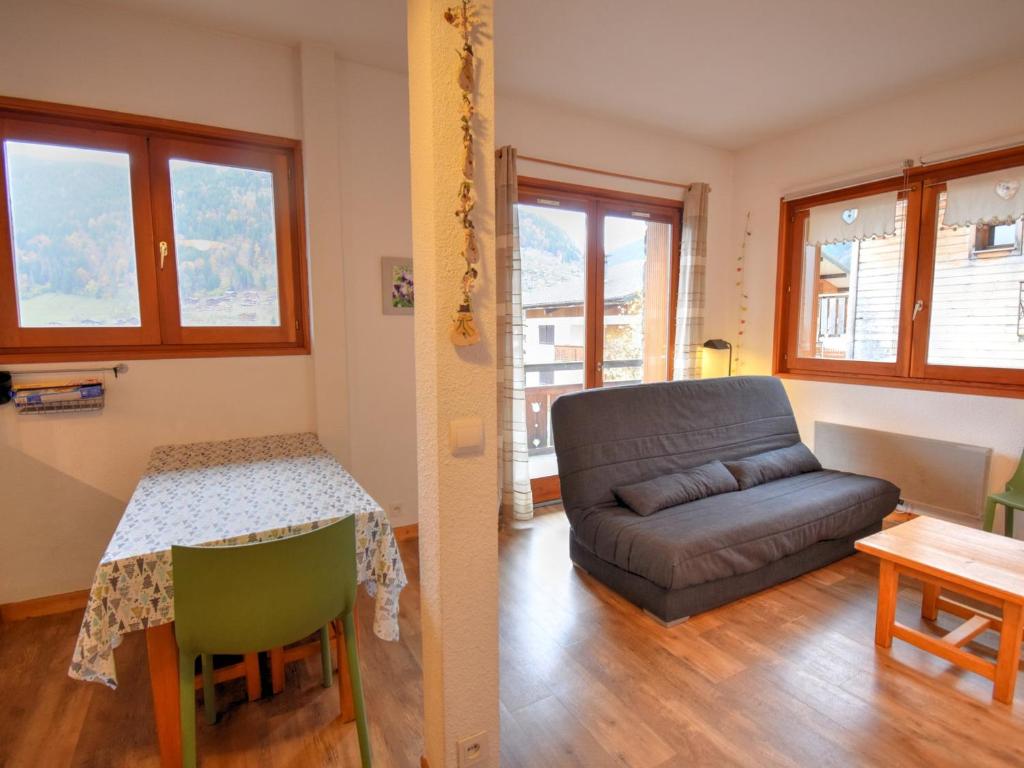 un salon avec un canapé et une table dans l'établissement Appartement cosy 6 pers. proche pistes avec parking privé - FR-1-524-72, à Morzine