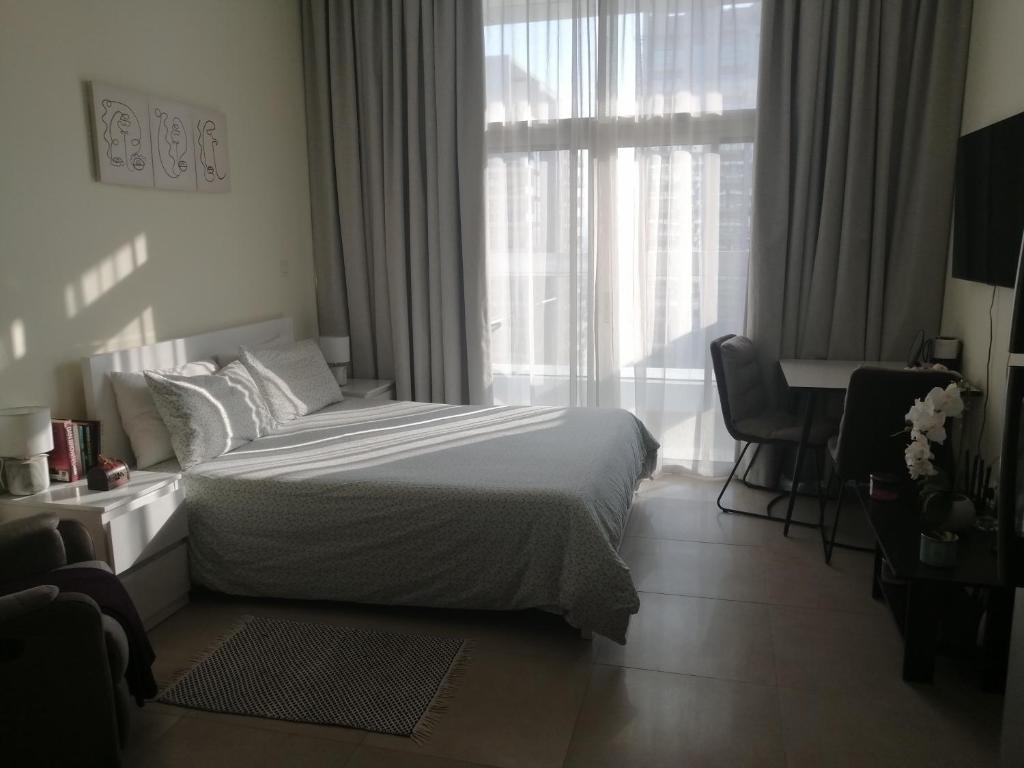 Postel nebo postele na pokoji v ubytování Azizi Star Al Furjan Dubai