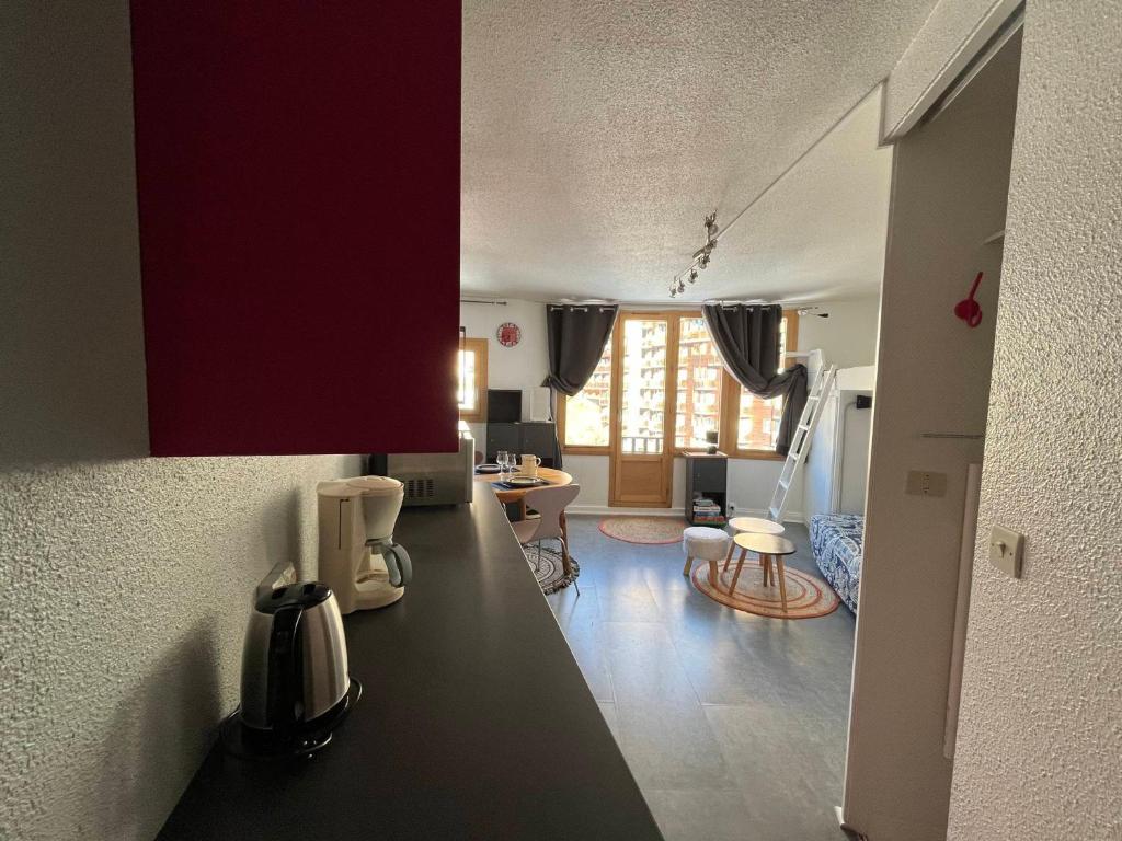 une cuisine avec un comptoir et un salon dans l'établissement Avoriaz - Appartement rénové 4 pers avec WIFI - FR-1-633-17, à Avoriaz