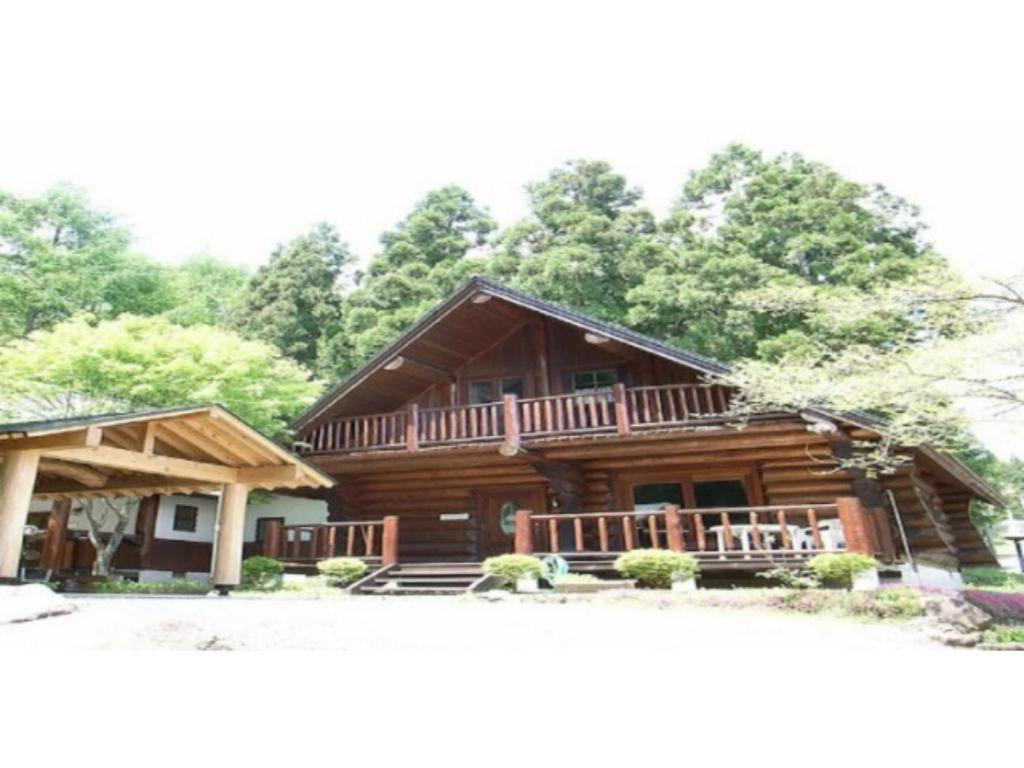 Cabaña de madera con porche y terraza en Alphabed Fukuyama Nishi Sakura Machi 205 / Vacation STAY 22290 en Fukuyama