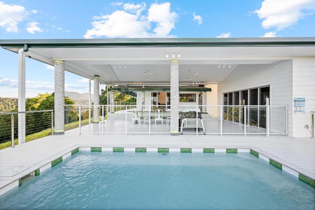 una piscina en la terraza de una casa en Spearmint House - Art Deco Gem in Misty Mountains, en Berner Creek