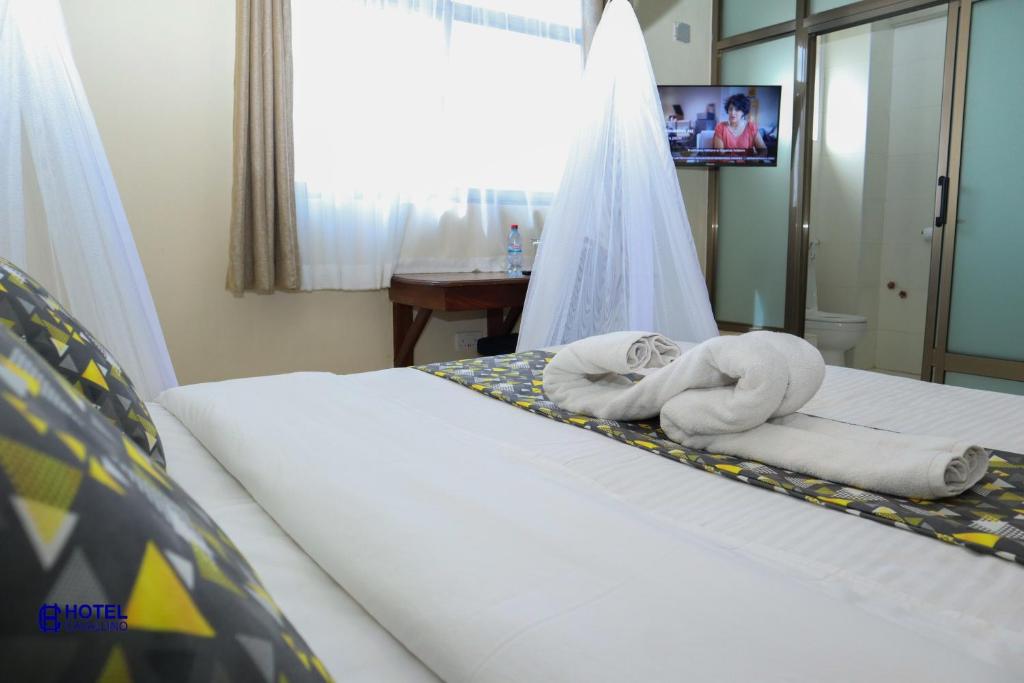 Een bed of bedden in een kamer bij Hotel Cavallino