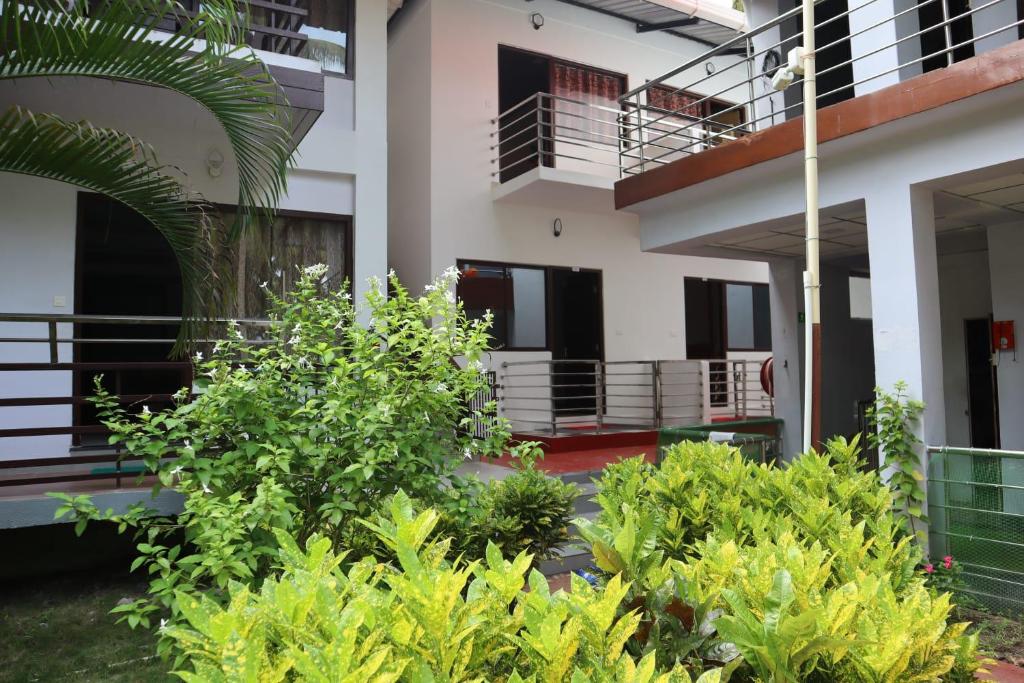 a view of a building with plants in the courtyard at Coconhuts Beach Resort in Neil Island