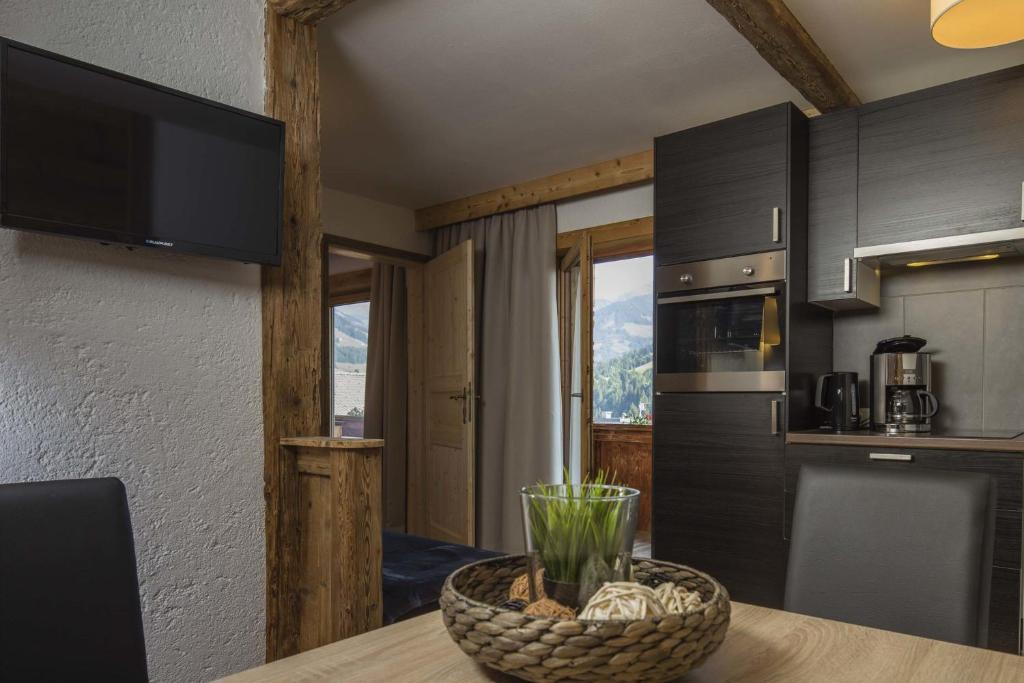 eine Küche mit einem Tisch und einer Vase darauf in der Unterkunft Haus Barbara in Alpbach