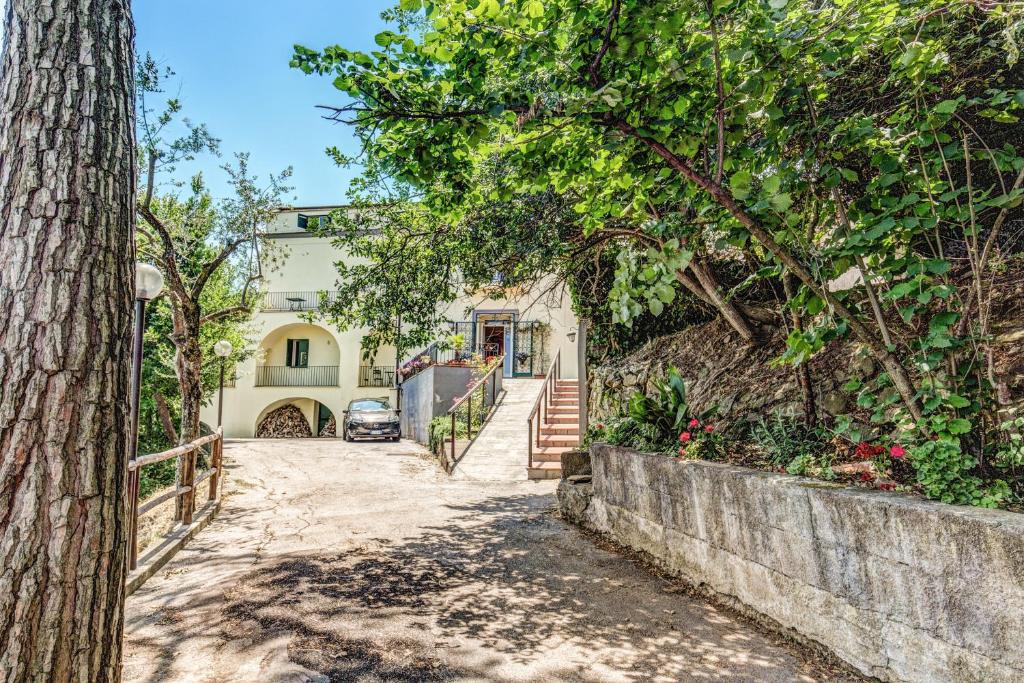 una casa con una escalera que conduce a una entrada en Villa Romita, en SantʼAgata sui Due Golfi