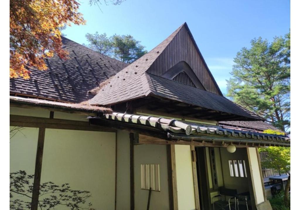 uma casa com um telhado inclinado e um alpendre em Oyado Morinotane - Vacation STAY 18517v em Ina