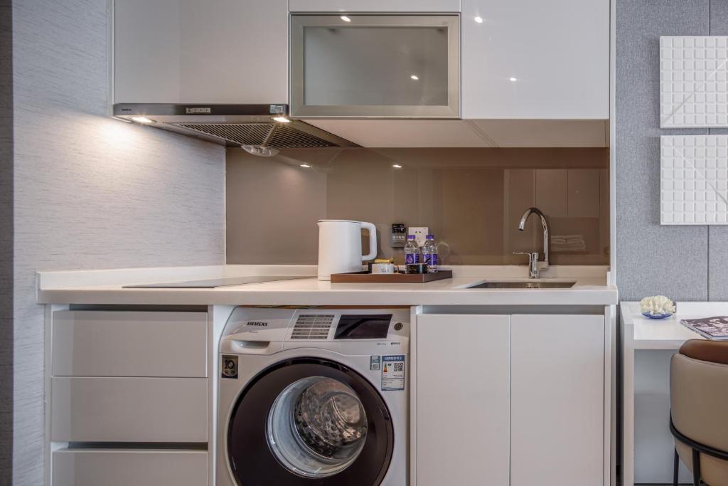 Kuchyň nebo kuchyňský kout v ubytování BORUISI Executive Apartment