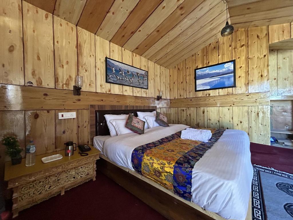Postel nebo postele na pokoji v ubytování Pangong Pearl