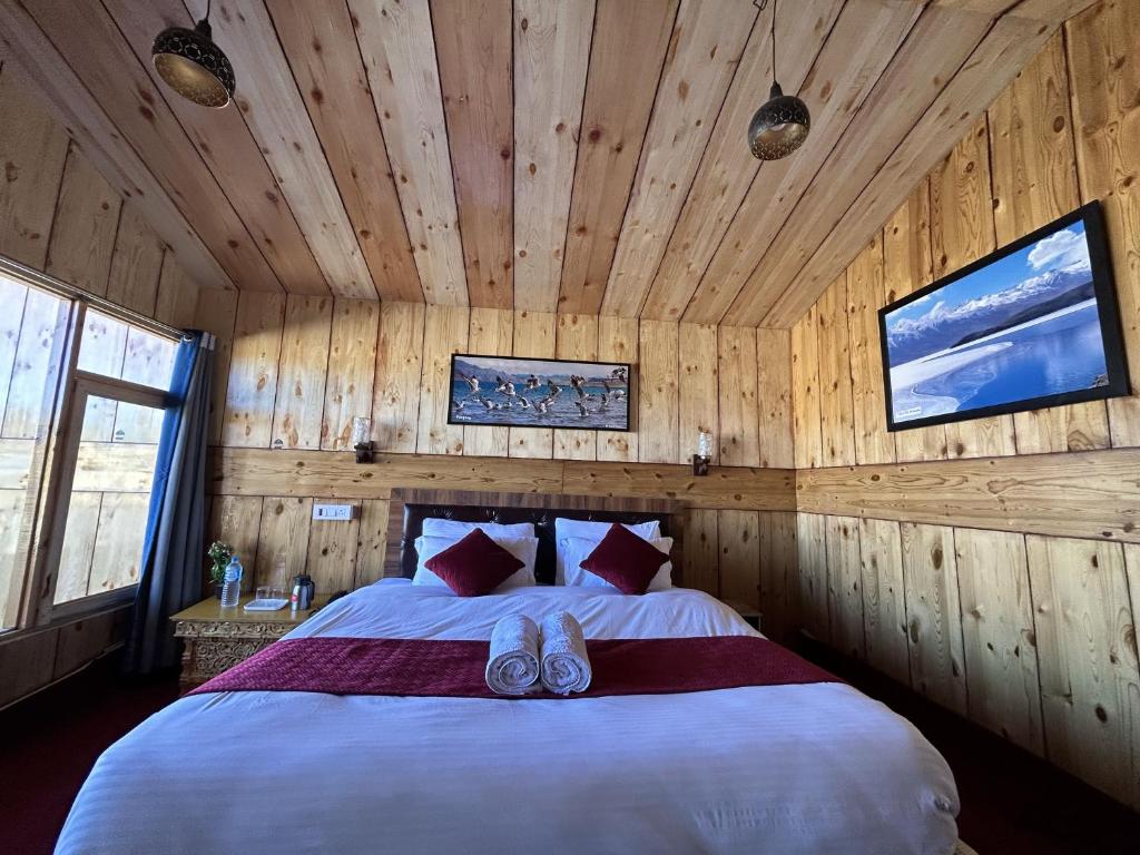 Postel nebo postele na pokoji v ubytování Pangong Pearl