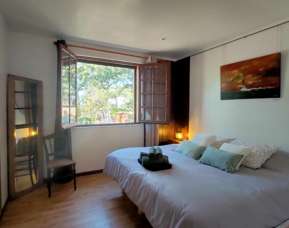 Un dormitorio con una cama con un osito de peluche. en Villa Les Chariotins, en Draguignan