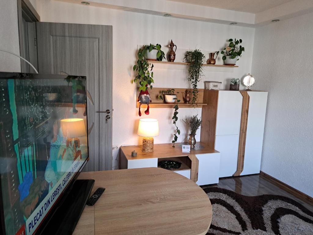 un soggiorno con TV e tavolo di Apartament Medias Metanului a Mediaş