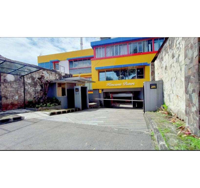 een gebouw met een geel en rood gebouw bij OYO Life 93383 Wisma Kencana Puteri in Depok