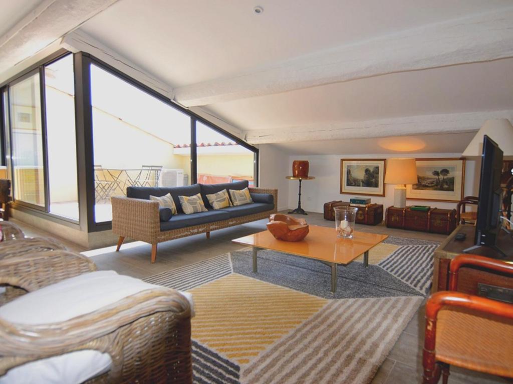 uma sala de estar com um sofá e uma mesa em Appartement Mèze, 3 pièces, 4 personnes - FR-1-604-10 em Mèze