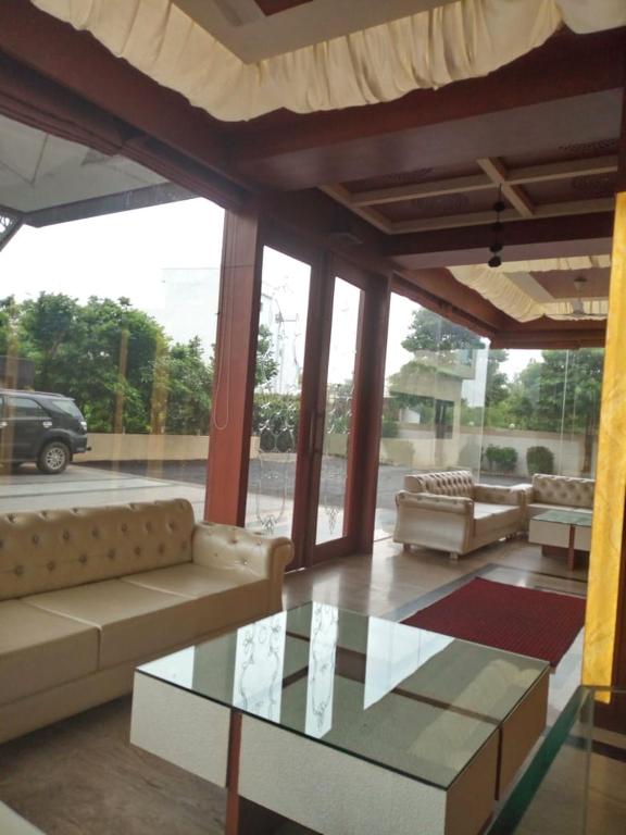 a living room with a couch and a glass table at MNR Resort in Pipariā