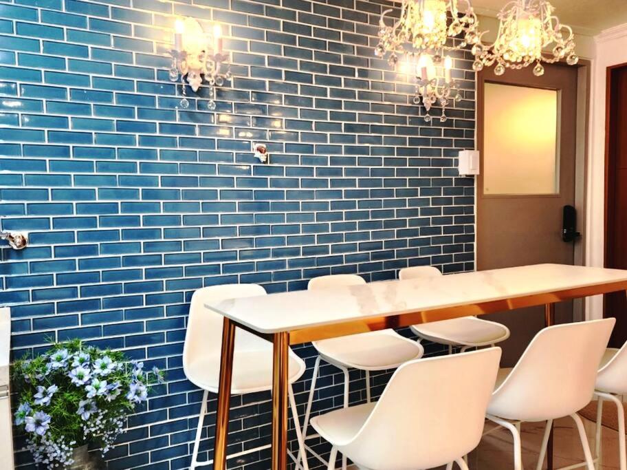jadalnia ze stołem i białymi krzesłami w obiekcie Seochon Orak Stay w Seulu