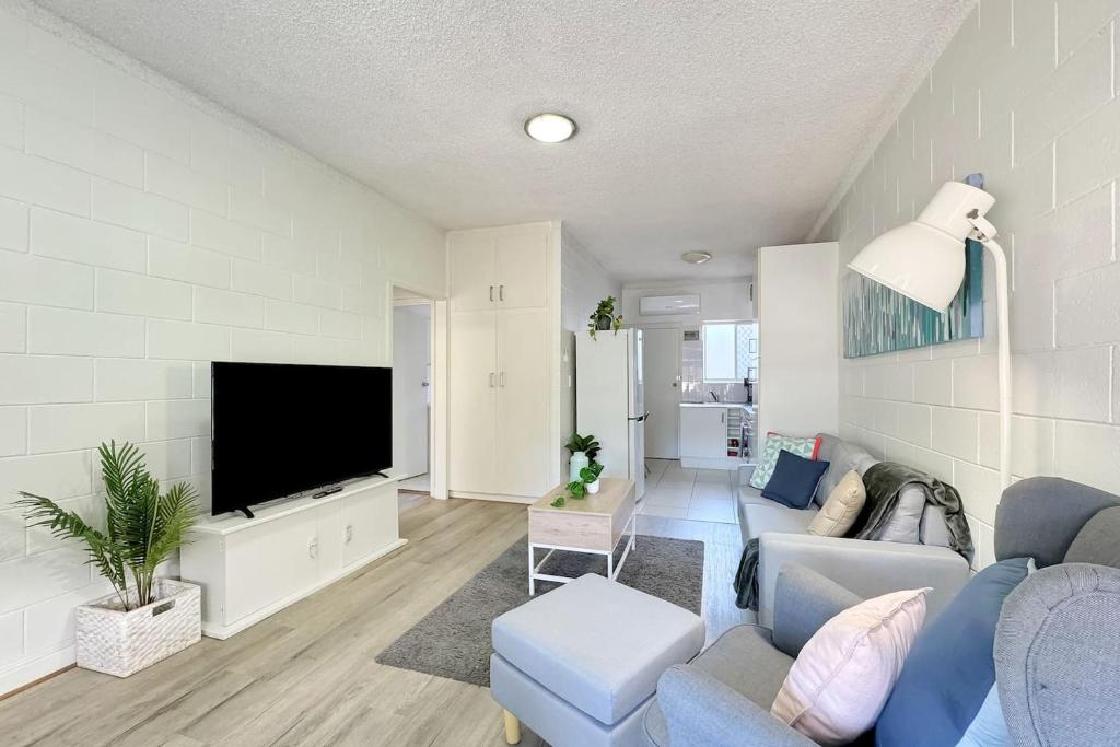 TV a/nebo společenská místnost v ubytování The Cosy Corner - Your Chic Adelaide Base