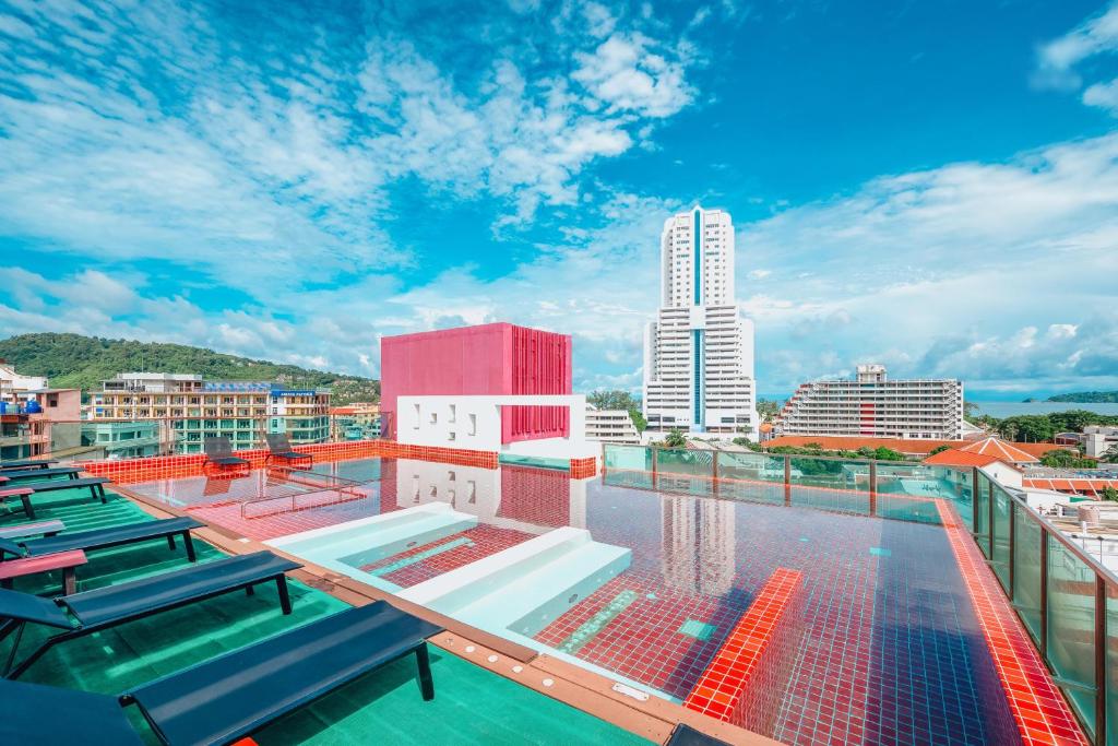Bazén v ubytování SLEEP WITH ME HOTEL design hotel @ patong (SHA Plus+) nebo v jeho okolí