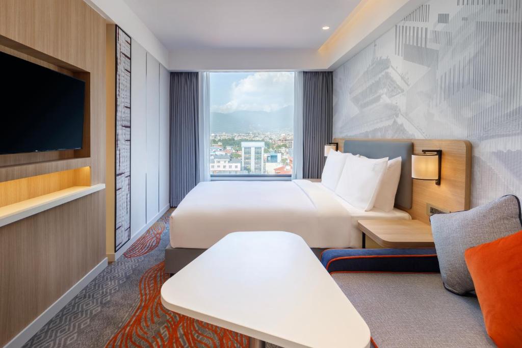 Postel nebo postele na pokoji v ubytování Holiday Inn Express Kathmandu Naxal by IHG