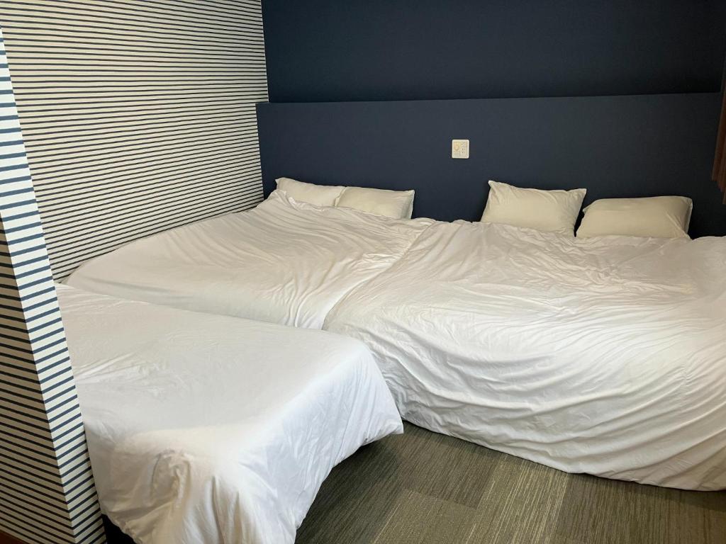 AO Dazaifu / Vacation STAY 61736 في Chikushino: سرير كبير بملاءات ووسائد بيضاء