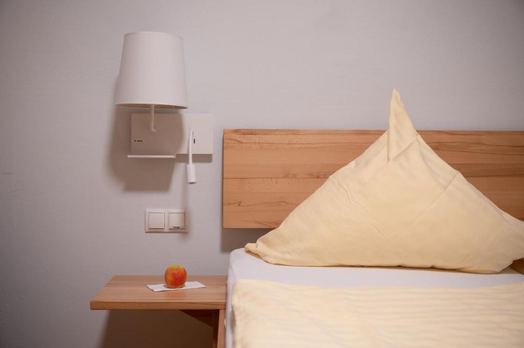 Postel nebo postele na pokoji v ubytování Hotel & Café Ritter von Böhl