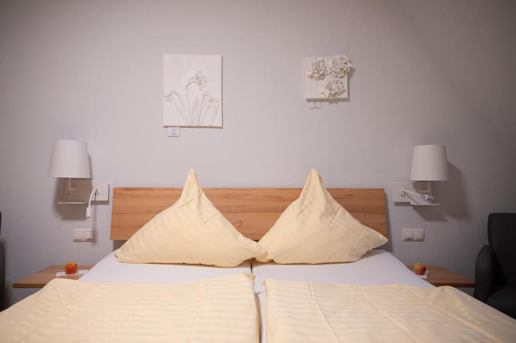 Postel nebo postele na pokoji v ubytování Hotel & Café Ritter von Böhl