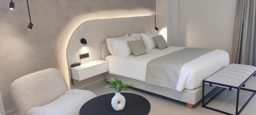 Posteľ alebo postele v izbe v ubytovaní Ammos Suites