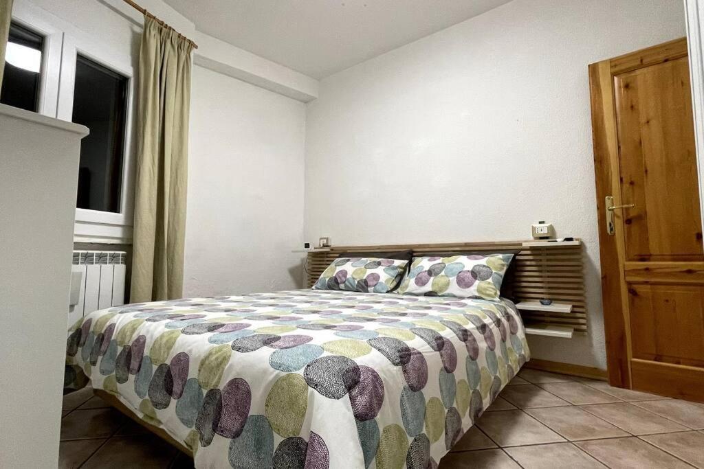 een slaapkamer met een bed met een kleurrijk dekbed bij La Casetta dell Horizonte in Roccaraso