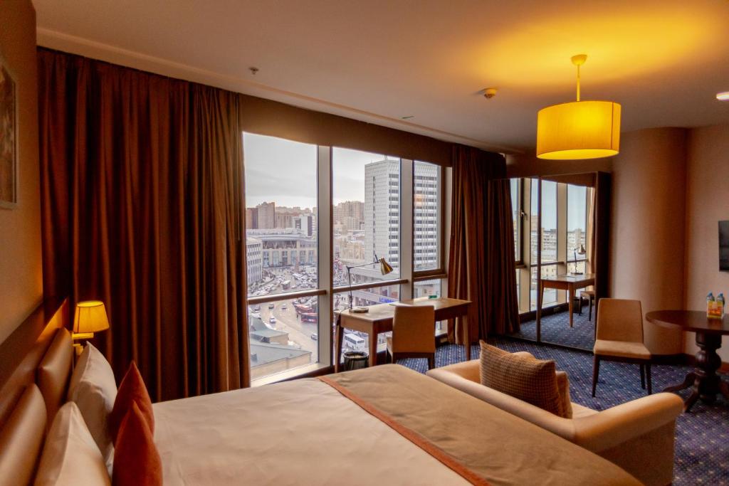 pokój hotelowy z łóżkiem i dużym oknem w obiekcie Parkside Hotel & Apartments w mieście Baku