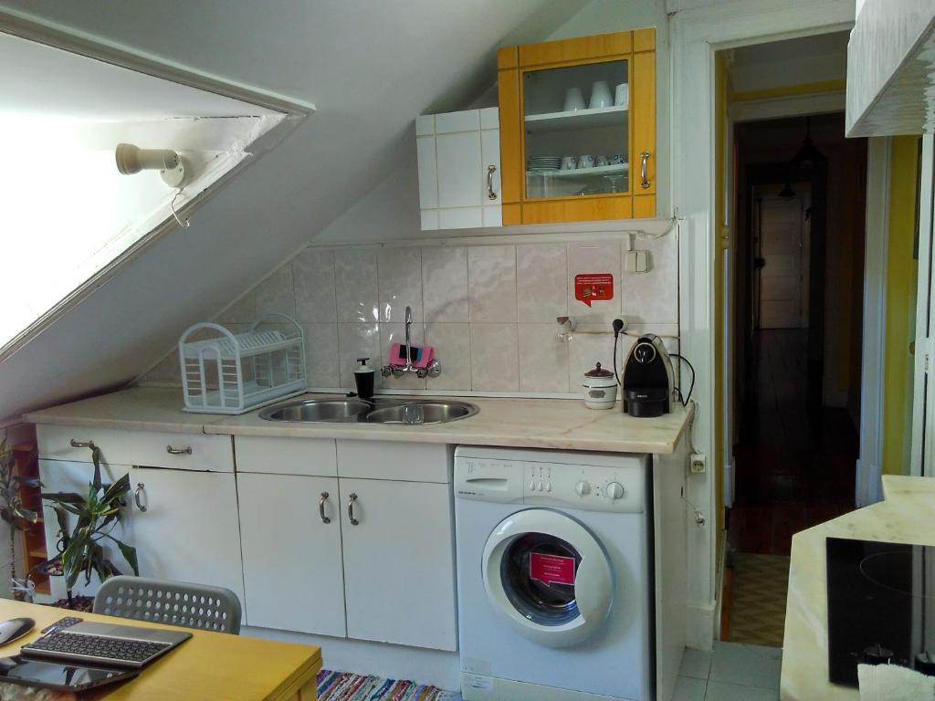 リスボンにあるCasa de São Pedro, Bairro Alto Lisbon Apartmentのキッチン(洗濯機、シンク付)