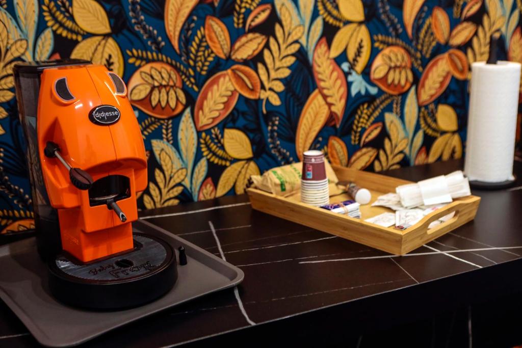 an orange juicer sitting on a counter with a tray at Le Colonne B&b in Ercolano