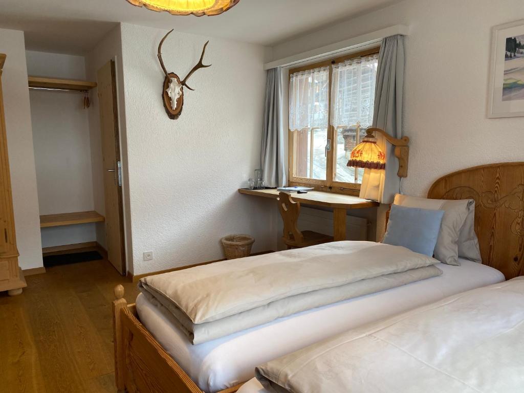 Postel nebo postele na pokoji v ubytování Hotel Garni Postigliun Andiast