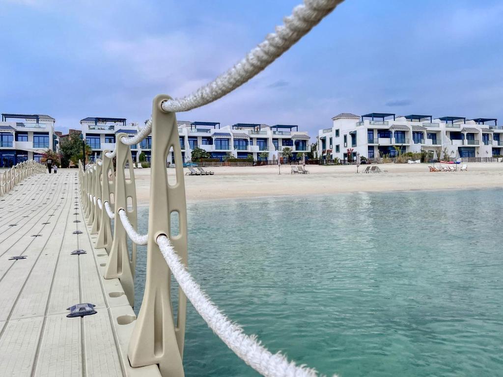 Stunning Palm Villa with Rooftop Garden, Resort Style Pool and Beach by Exclusive Holiday Homes