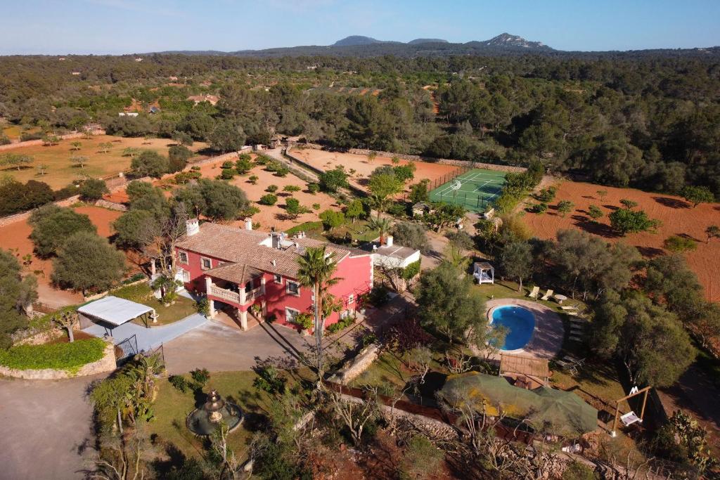 una vista aérea de una casa con piscina en Villa Monsebo by Slow Villas, en Algaida