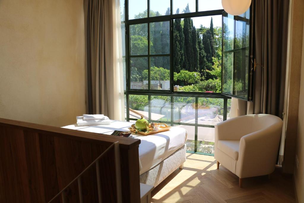 a room with a bed and a large window at Rambaldi Apartments Casa nr 4 in Bardolino