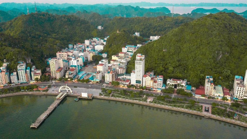 uma vista aérea de uma cidade ao lado da água em Cat Ba 168 Homestay em Ilha de Cát Bà