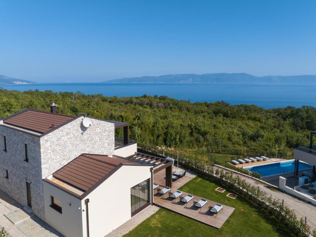una vista aérea de una casa con piscina en Wild Adriatic Way, en Drenje
